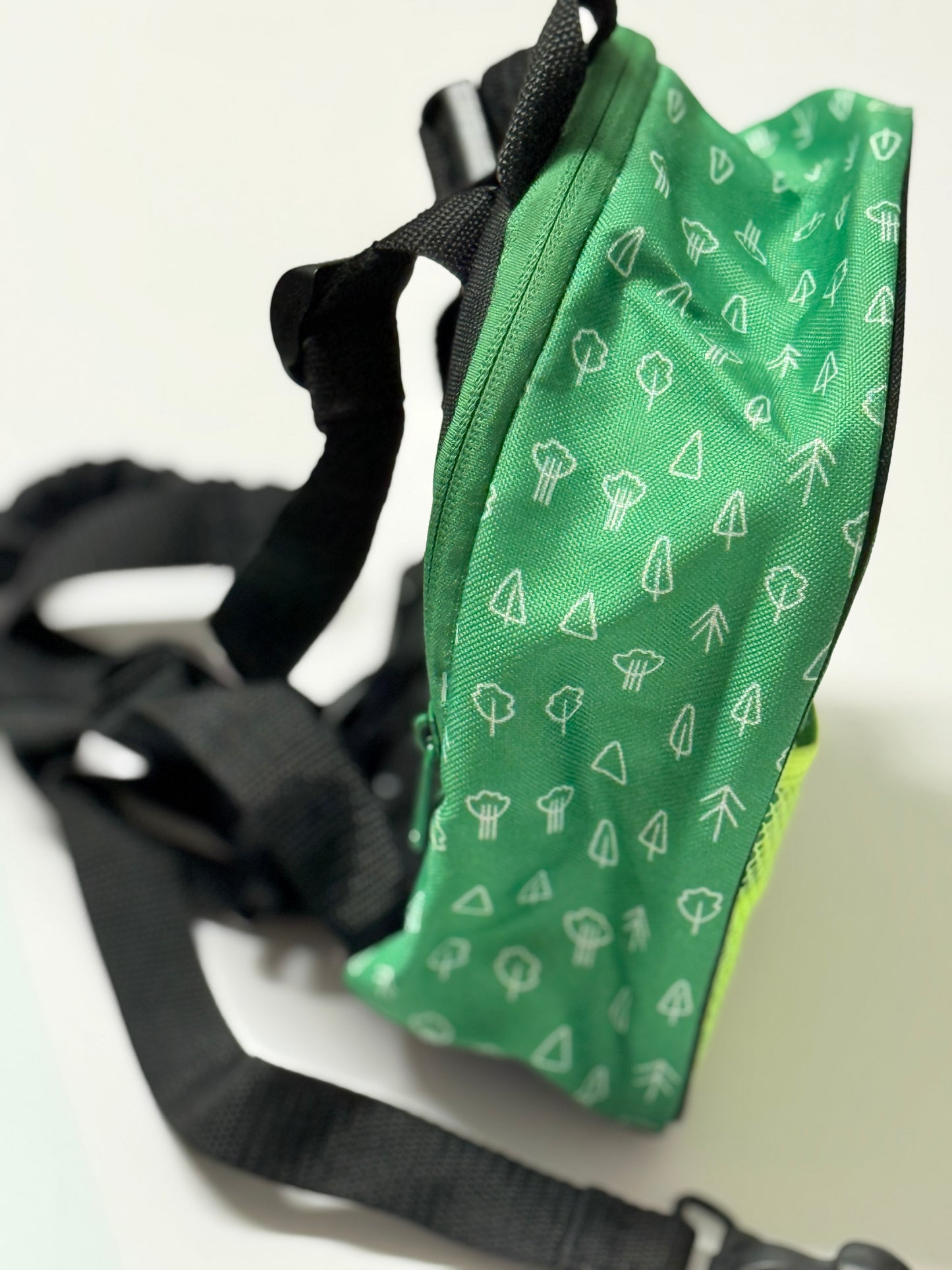 Toddler back pack with “leash” clip