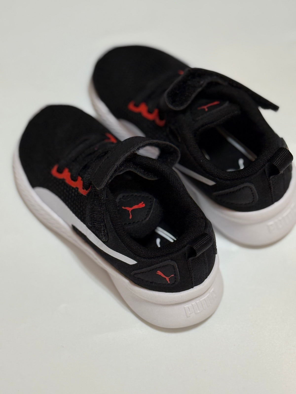 NOUVELLES Baskets Puma Noires et Rouges pour tout-petits Taille 8C