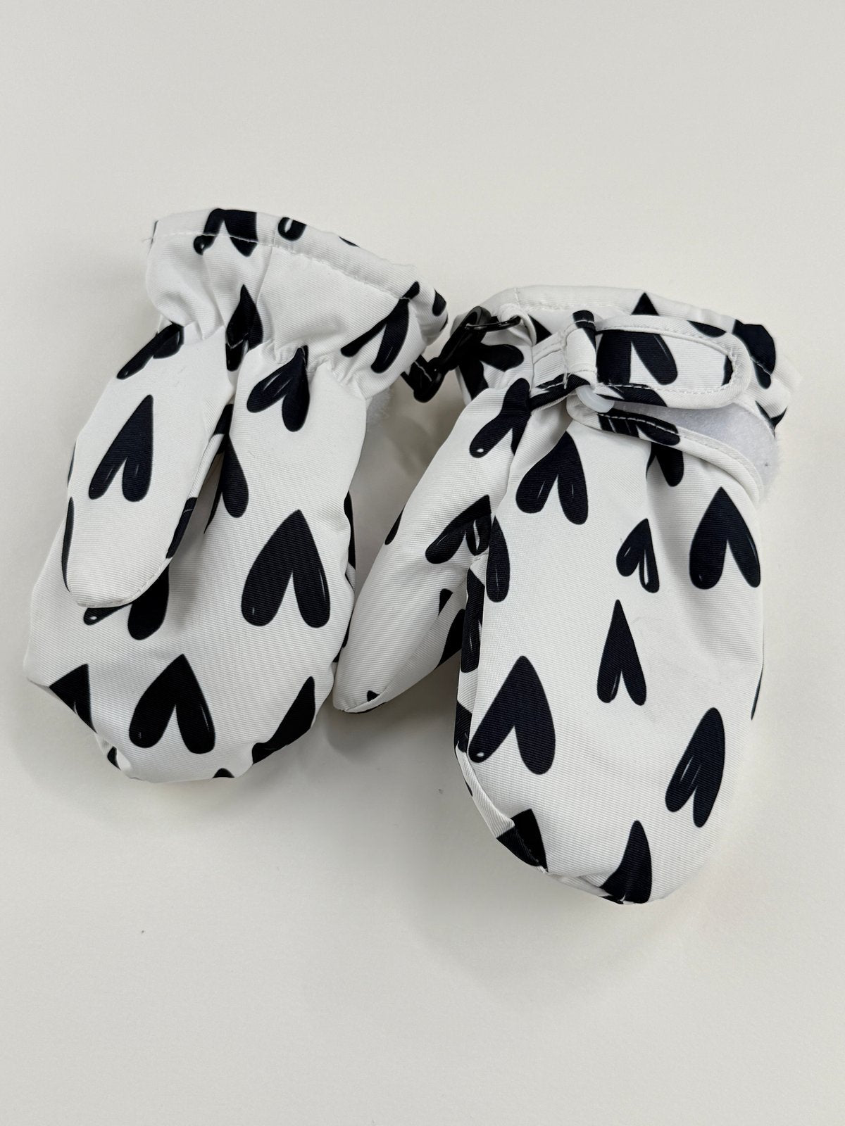 Black & White Heart Print Winter Mittens Size M