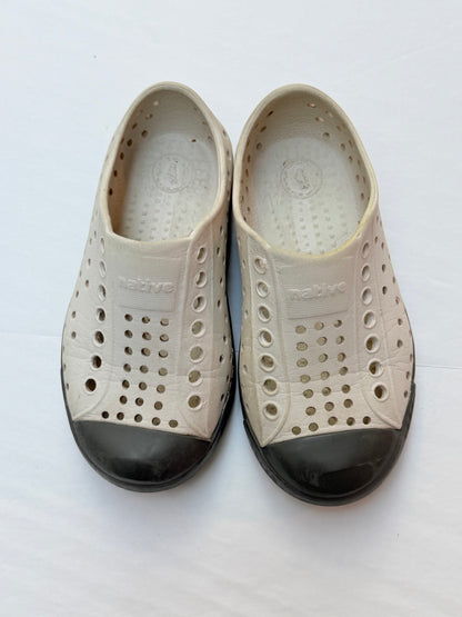 Native Jefferson White Slip-On Shoes Size 4