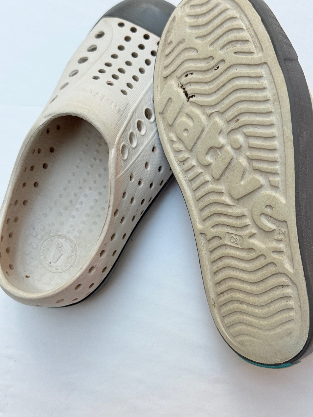Native Jefferson White Slip-On Shoes Size 4