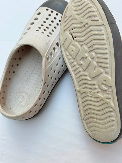 Native Jefferson White Slip-On Shoes Size 4