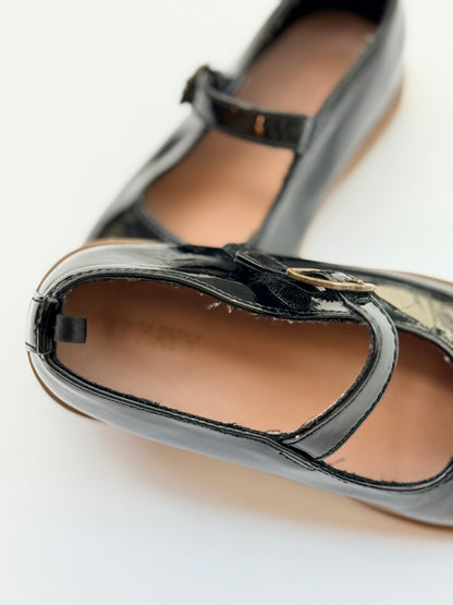 Old Navy Leather Girls Shoes size 9