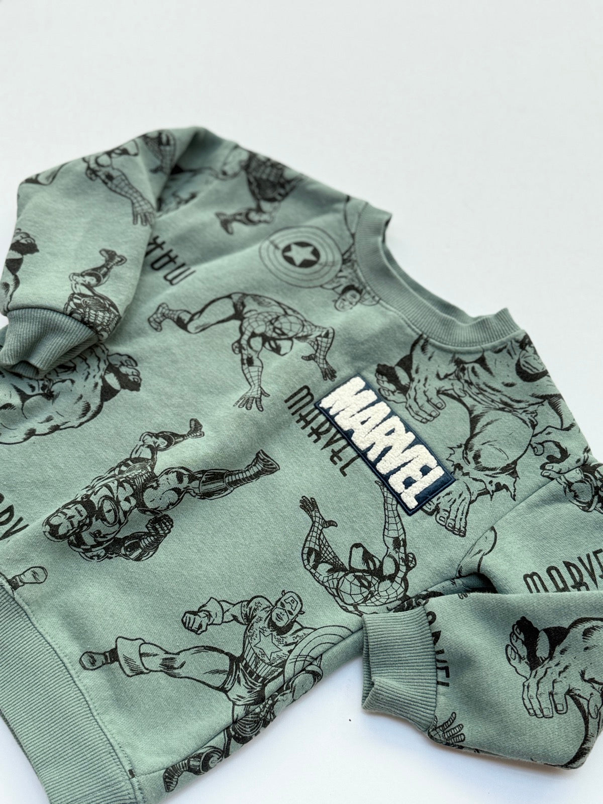 Marvel Avengers Crewneck Sweatshirt Size 3