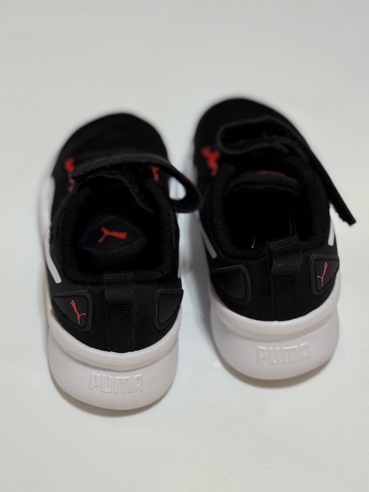 NOUVELLES Baskets Puma Noires et Rouges pour tout-petits Taille 8C