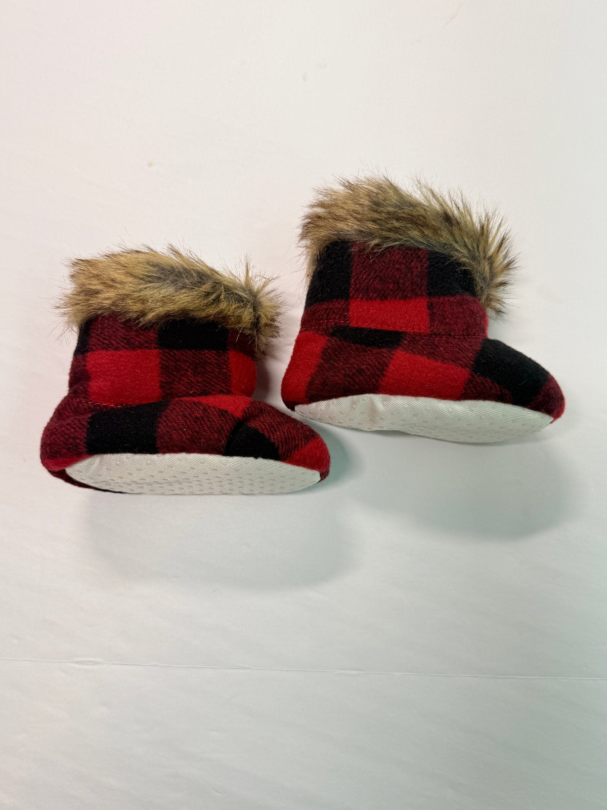NWT - Indigo Baby Cabin Cozy Buffalo Plaid Baby Booties 0-12M