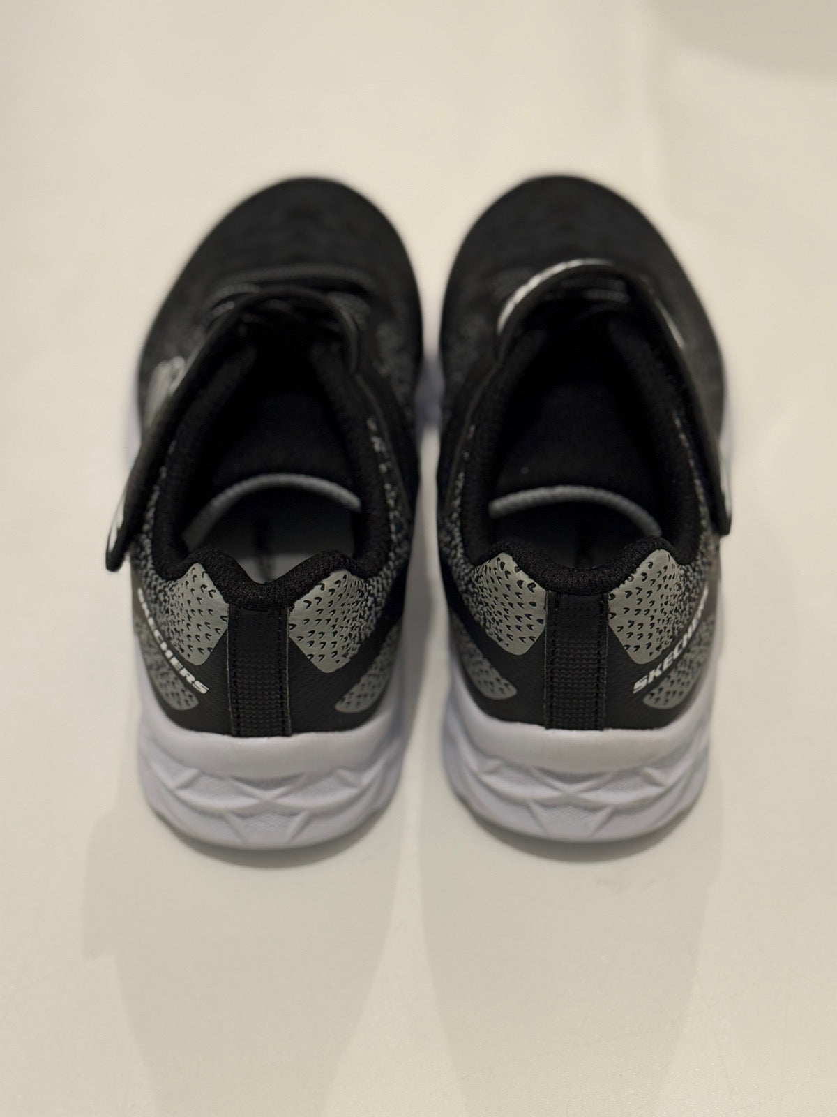 New- Skechers Kids Knit Sneakers Size 11