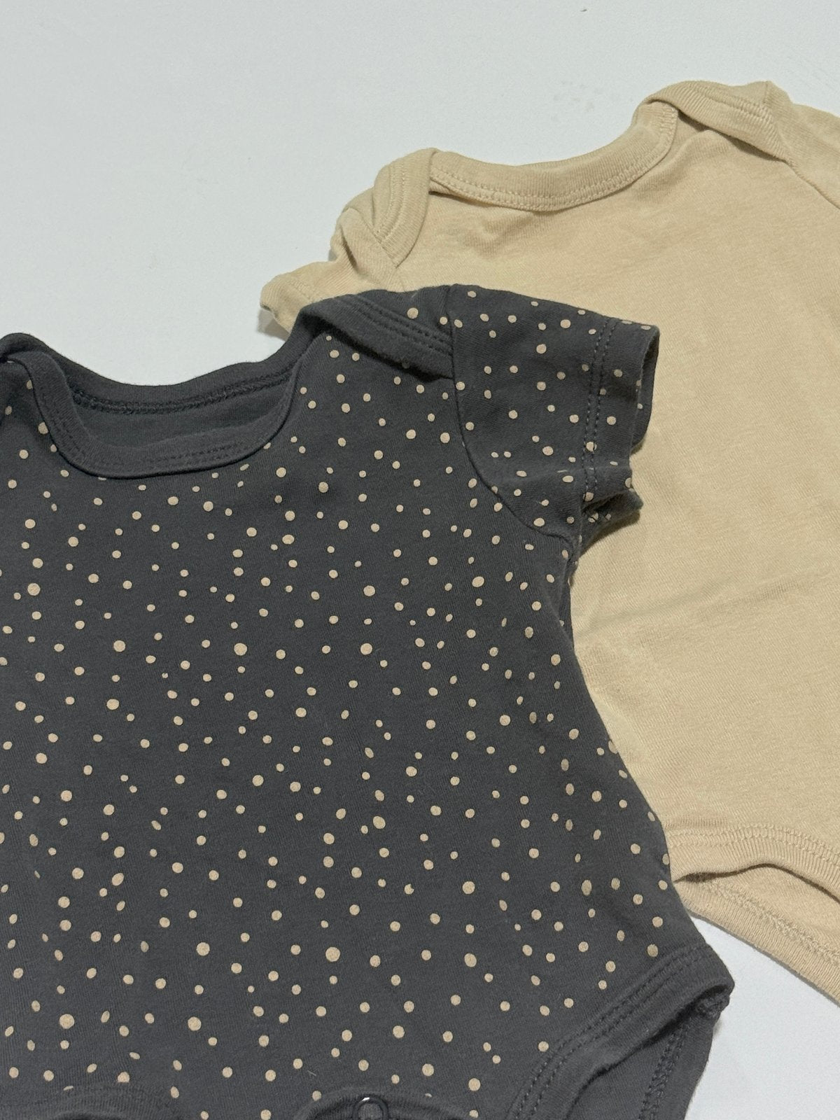 Huggies /  Gray Dot & Tan Bodysuit Pants Set 3M