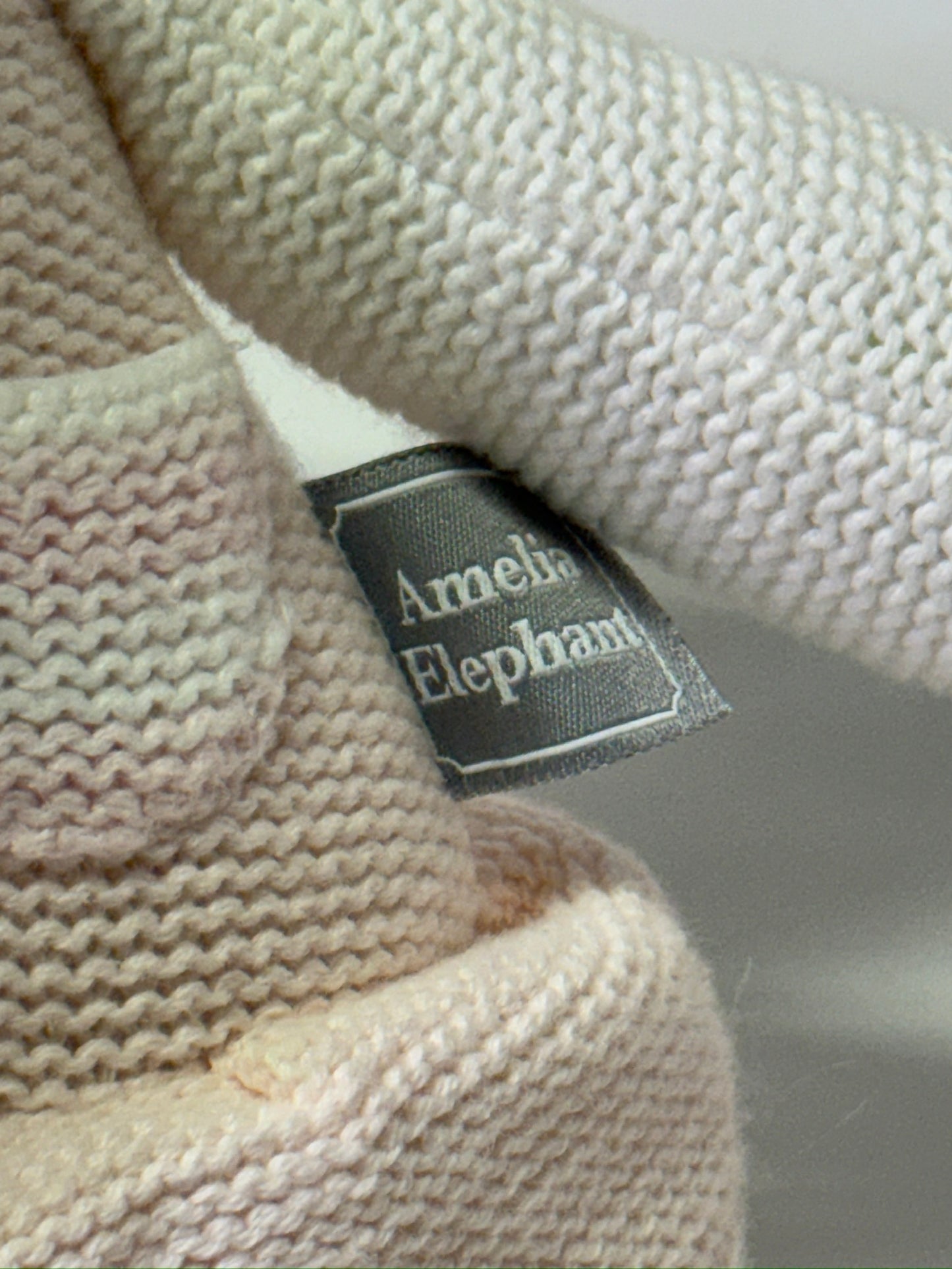 Amelia l'éléphante en tricot