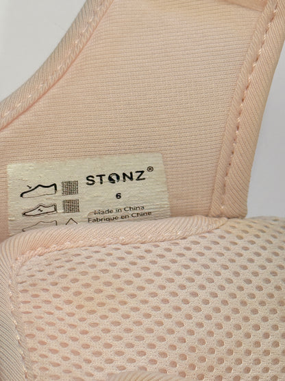 Stonz Shoes US6