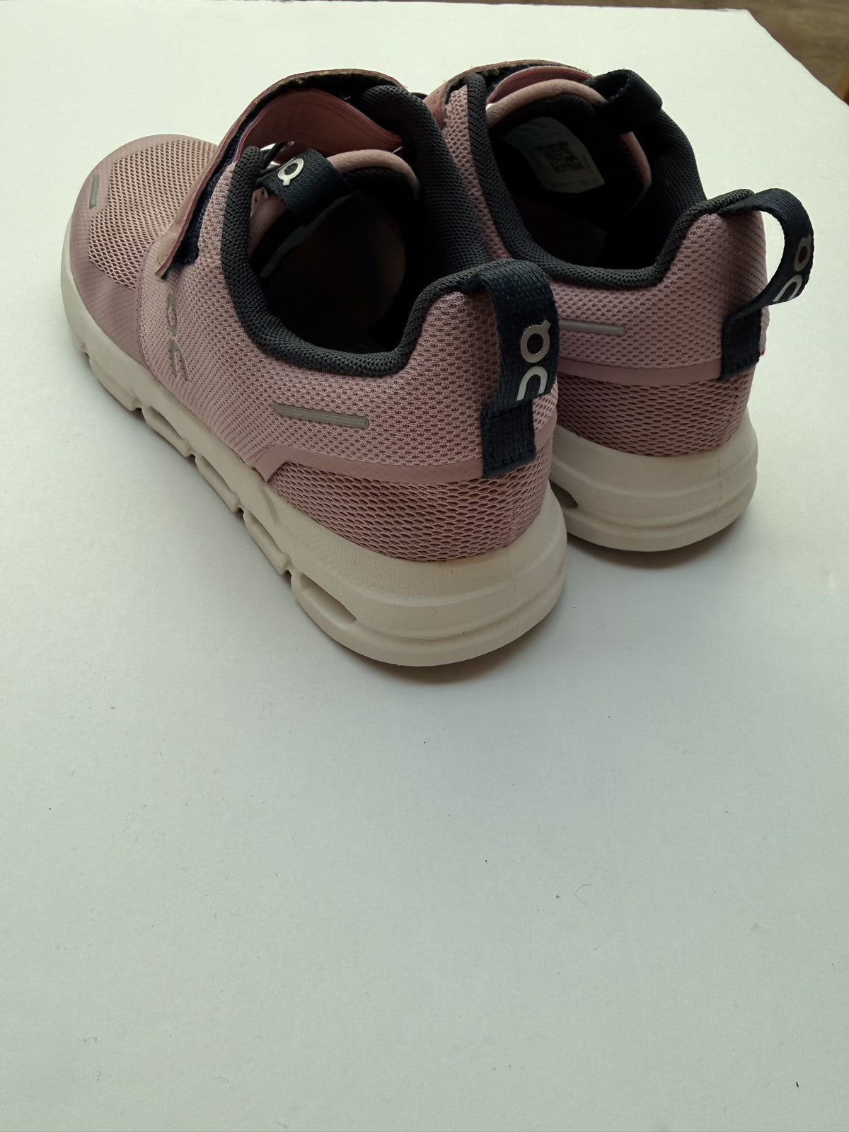 On Running Cloud Kids Sneaker Rose Size 2