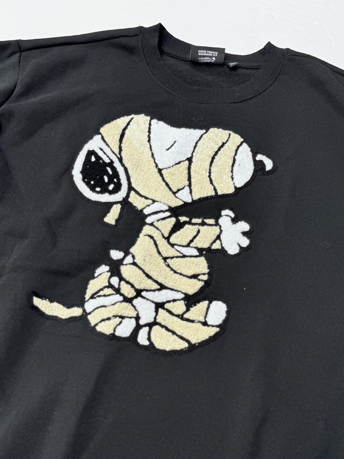 Peanuts Snoopy Mummy Black Sweatshirt Size M Adult