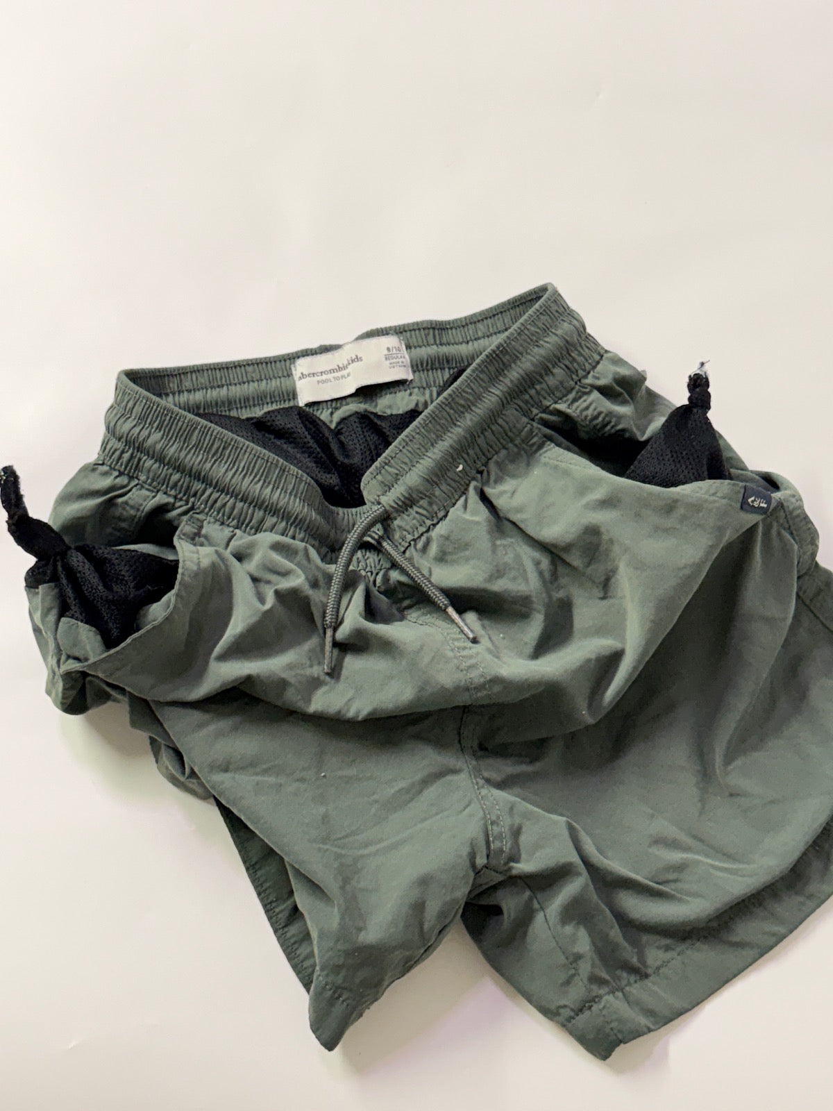 Short de bain Abercrombie Kids vert olive 9/10